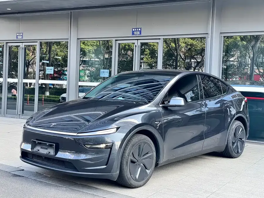 Tesla Model Y 2025