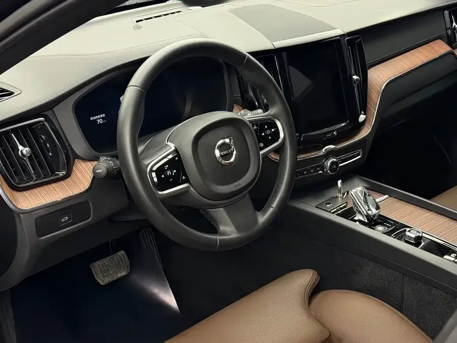 Volvo XC60 2025 B5 4WD Zhiyuan Sports Edition 2025 — миниатюра 4