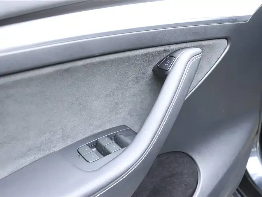 Tesla Model Y Model Y 2024 rear-wheel drive version 2025 — миниатюра 3