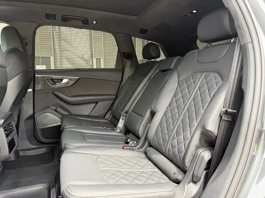 Audi SQ7 2024 4.0 TFSI Dark Knight Edition 2024 — миниатюра 3