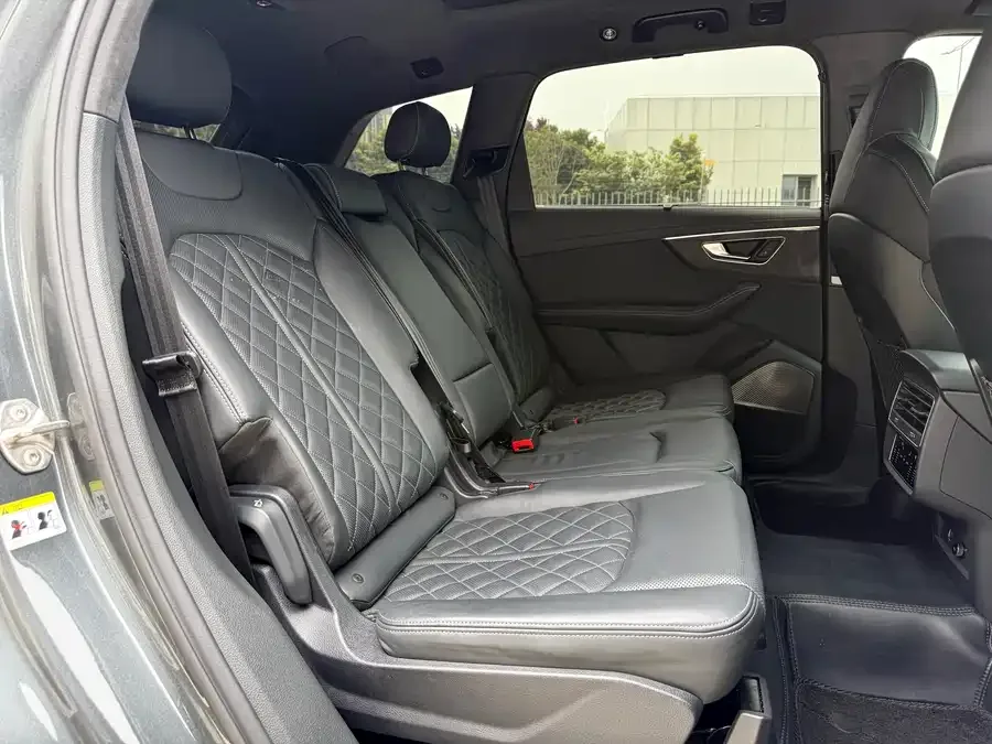 Audi SQ7 2024 4.0 TFSI Dark Knight Edition 2024 — миниатюра 4