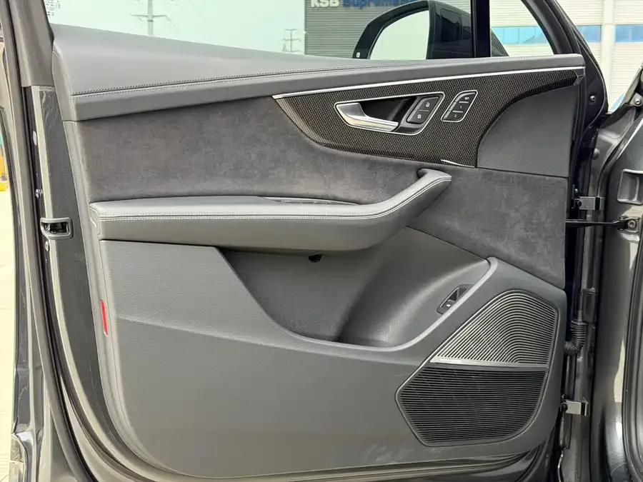 Audi SQ7 2024 4.0 TFSI Dark Knight Edition 2024 — миниатюра 5