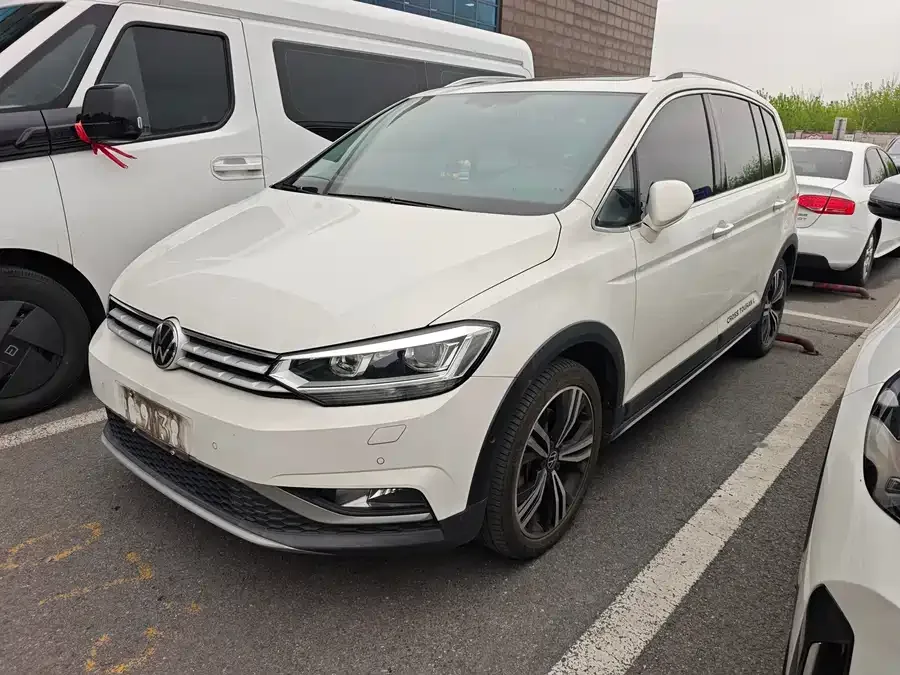 Volkswagen Touran 2021 Touran L 280TSI DSG Luxury Edition 6-seater 2022 — фото 1, купить с доставкой в Москву