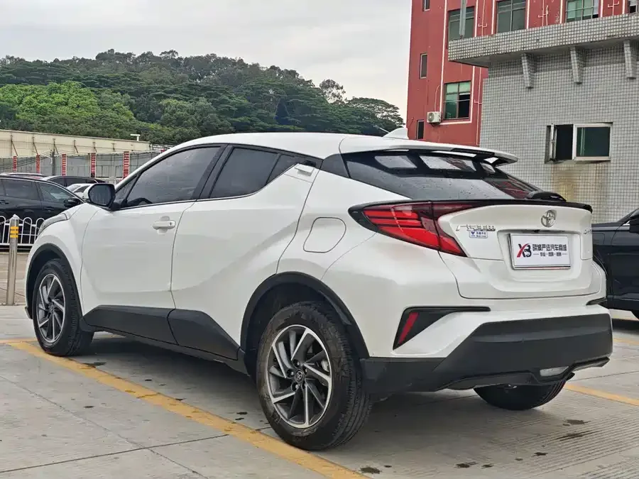 Toyota CHR 2023 2.0L Luxury Edition 2024 — миниатюра 2
