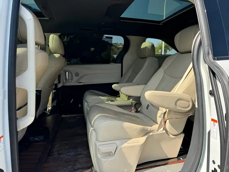 Toyota Granvia Grevia 2023 2.5L Hybrid VIP Edition 2023 — миниатюра 2