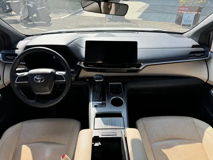 Toyota Granvia Grevia 2023 2.5L Hybrid VIP Edition 2023 — миниатюра 3