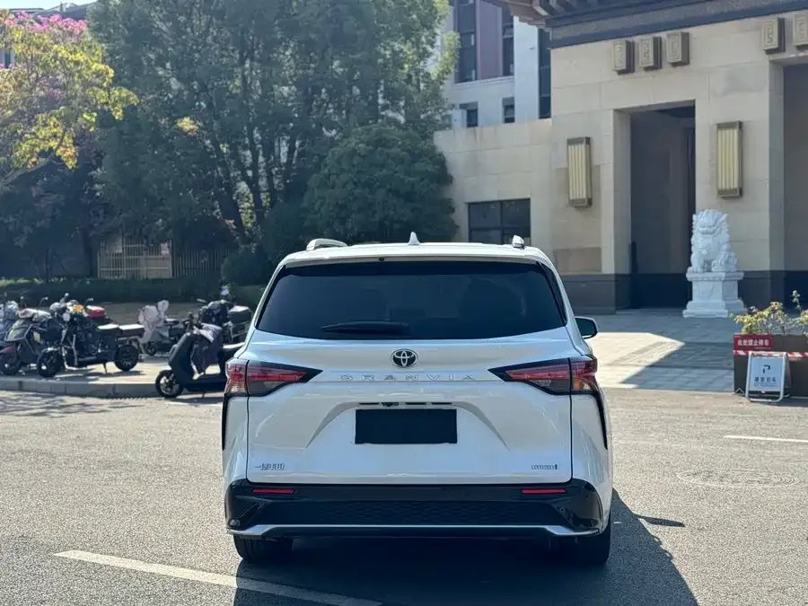 Toyota Granvia Grevia 2023 2.5L Hybrid VIP Edition 2023 — миниатюра 5