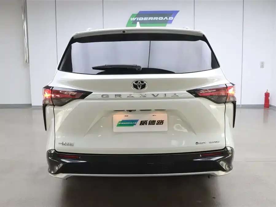 Toyota Granvia Grevia 2024 2.5L Hybrid Premium PLUS 4WD Edition 2025 — миниатюра 2