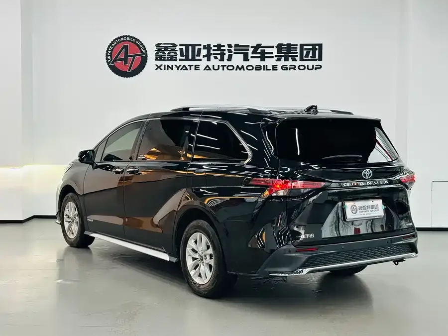 Toyota Granvia Grevia 2023 2.5L Hybrid Comfort Edition 2024 — миниатюра 2