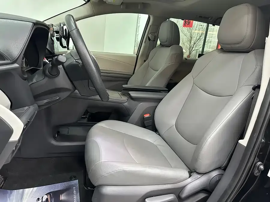 Toyota Granvia Grevia 2023 2.5L Hybrid Comfort Edition 2024 — миниатюра 5