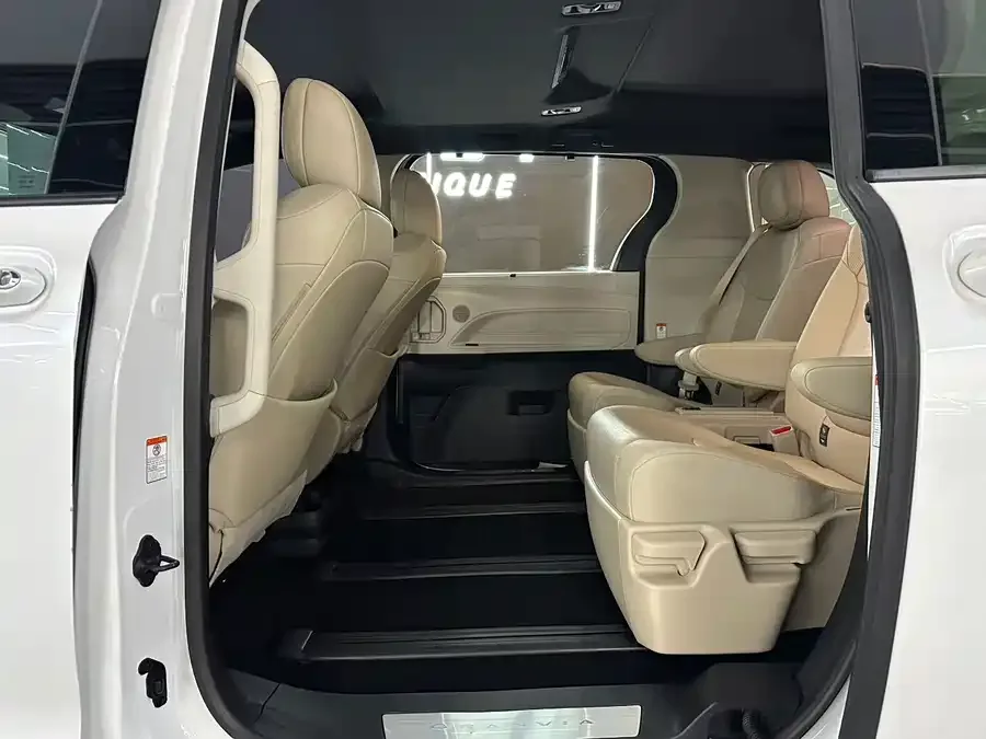 Toyota Granvia Grevia 2023 2.5L Hybrid Premium PLUS Edition 2023 — миниатюра 2