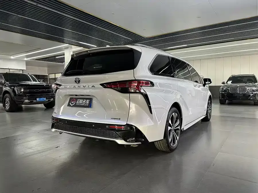 Toyota Granvia Grevia 2023 2.5L Hybrid Premium PLUS Edition 2023 — миниатюра 3