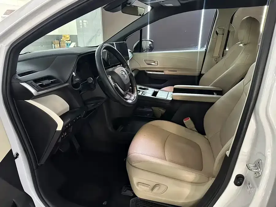 Toyota Granvia Grevia 2023 2.5L Hybrid Premium PLUS Edition 2023 — миниатюра 4