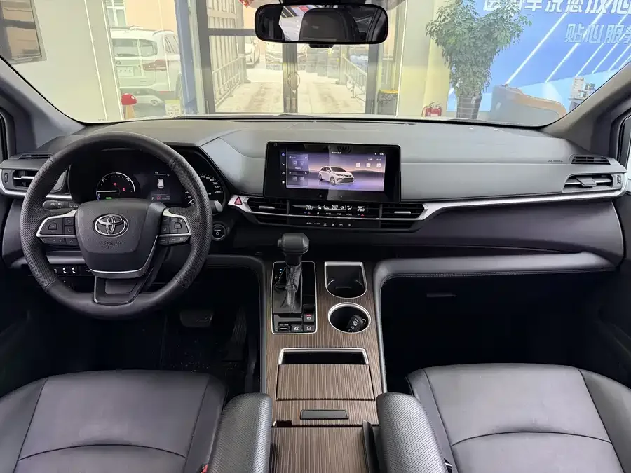 Toyota Granvia Grevia 2024 2.5L Hybrid Luxury Edition 2024 — миниатюра 2