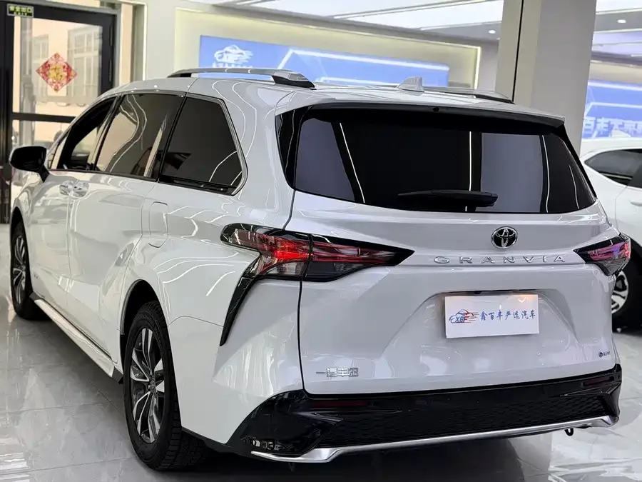Toyota Granvia Grevia 2024 2.5L Hybrid Luxury Edition 2024 — миниатюра 3