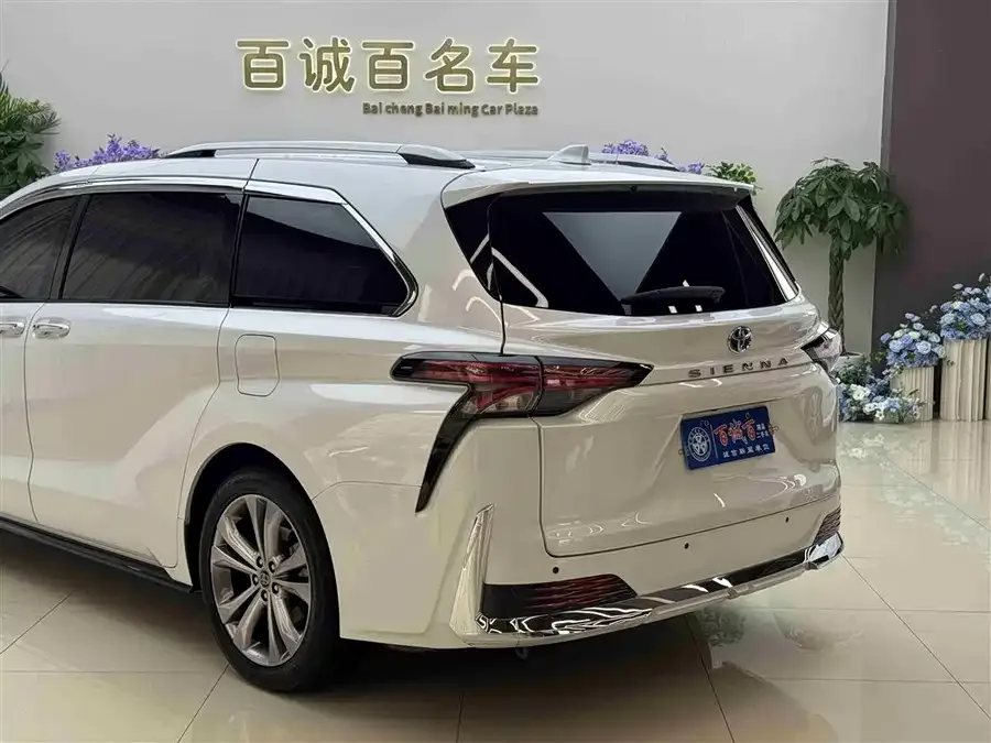 Toyota Sienna SIENNA 2023 2.5L Hybrid Premium Edition 2024 — миниатюра 3