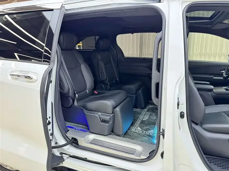 Toyota Sienna SIENNA 2023 2.5L Hybrid Premium Edition 2024 — миниатюра 4