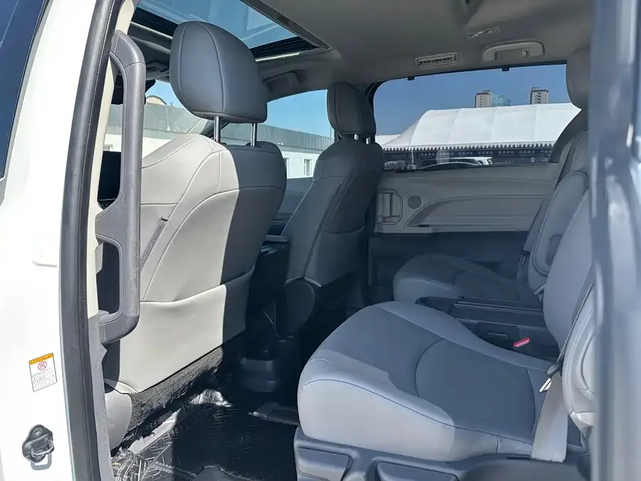 Toyota Sienna SIENNA 2021 2.5L Hybrid Luxury Edition 2023 — миниатюра 2
