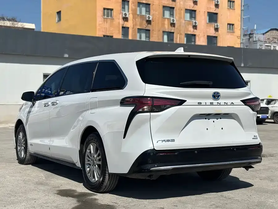 Toyota Sienna SIENNA 2021 2.5L Hybrid Luxury Edition 2023 — миниатюра 4
