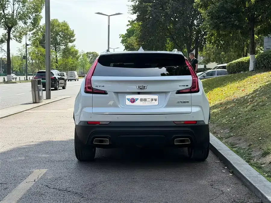 Cadillac XT4 2022 28T two-wheel drive fashion model 2023 — миниатюра 2