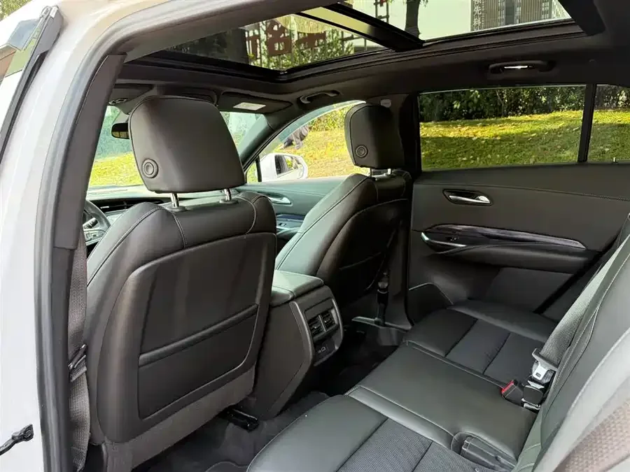 Cadillac XT4 2022 28T two-wheel drive fashion model 2023 — миниатюра 3