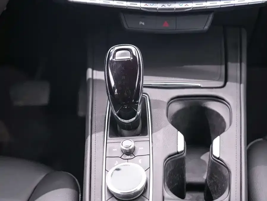 Cadillac XT4 2022 28T two-wheel drive fashion model 2022 — миниатюра 4