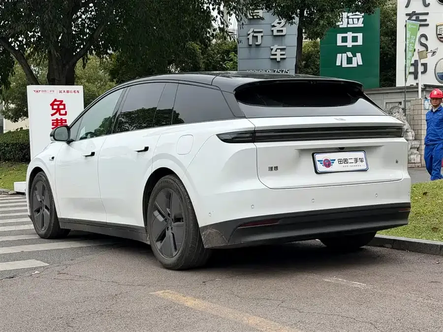 Li Auto i6 Ideal i6 2025 two-wheel drive standard version 2026 — миниатюра 4