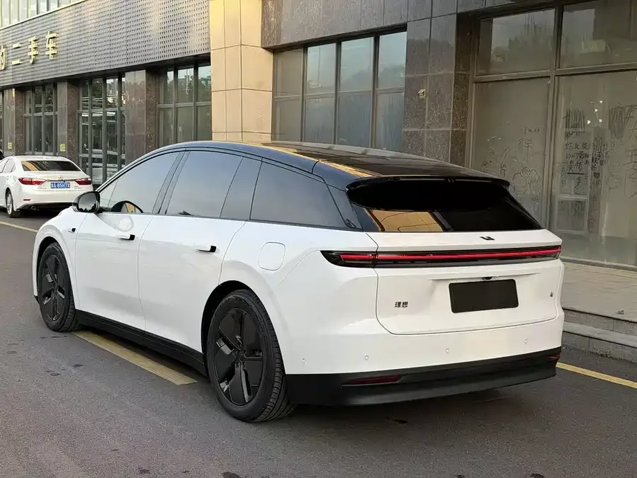 Li Auto i6 Ideal i6 2025 two-wheel drive standard version 2025 — миниатюра 4