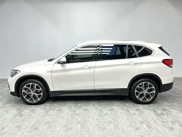 BMW X1 2022 sDrive25Li Leading Edition 2022 — миниатюра 2