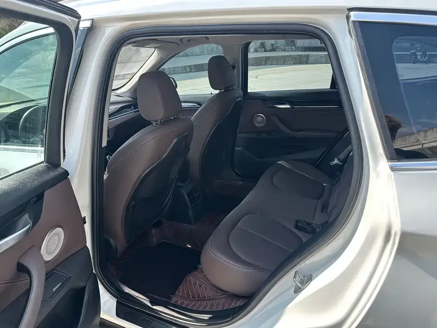 BMW X1 2022 sDrive25Li Leading Edition 2022 — миниатюра 2