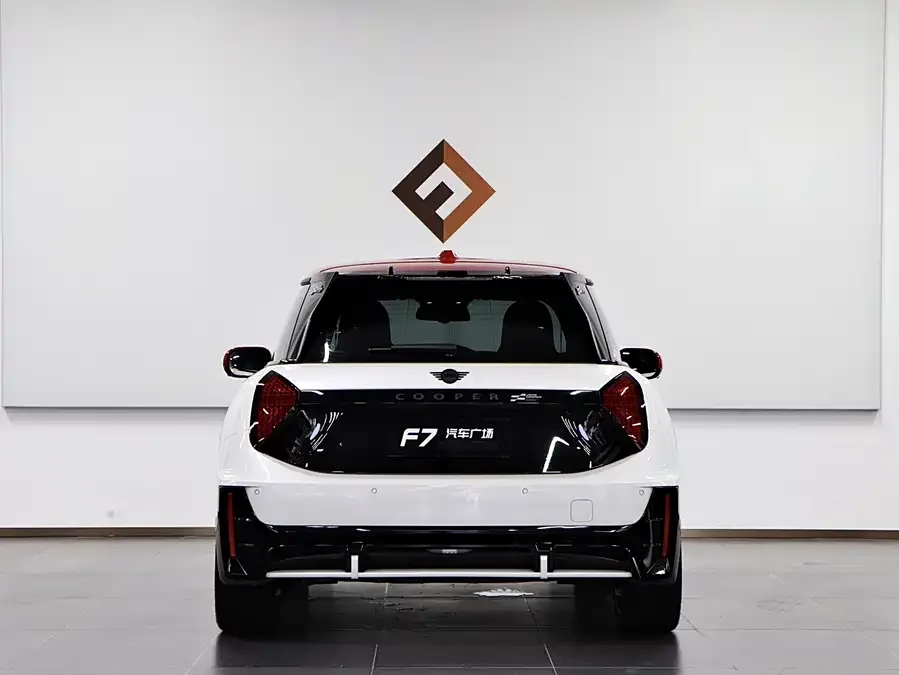 MINI electric JCW ACEMAN MINI JCW ACEMAN ELECTRIC 2025 JOHN COOPER WORKS 2025 — миниатюра 2