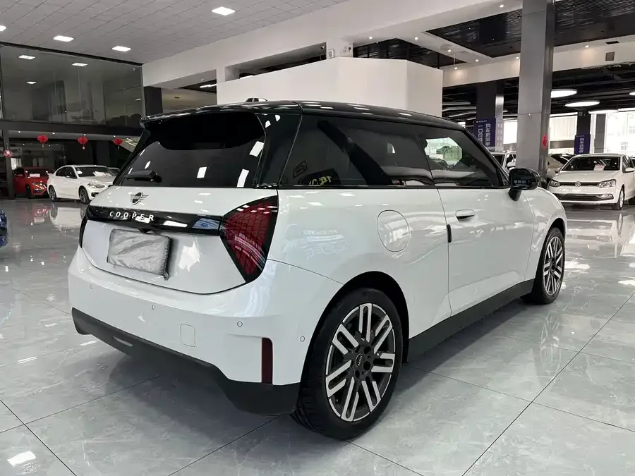 MINI electric COOPER 2025 Electric MINI Cooper Facelift, 466km/h, Cooper E Classic 2025 — миниатюра 2