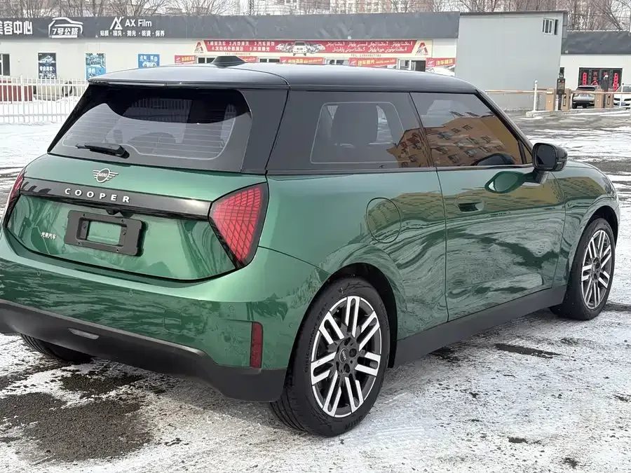 MINI electric COOPER Electric MINI COOPER 2025 456km COOPER E Classic 2024 — миниатюра 5