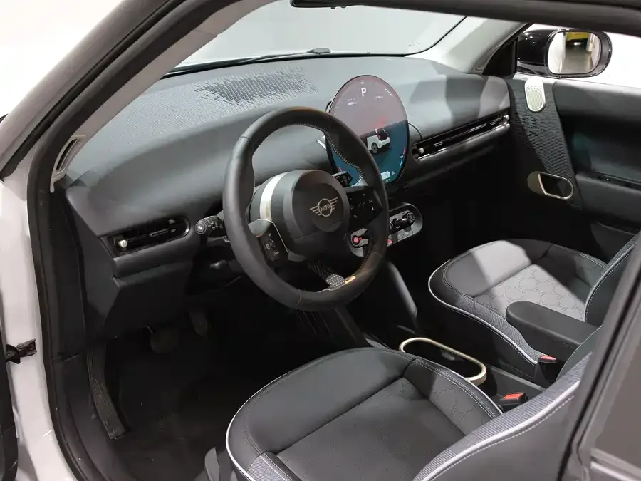 MINI electric COOPER Electric MINI COOPER 2024 456km COOPER E Classic 2024 — миниатюра 3