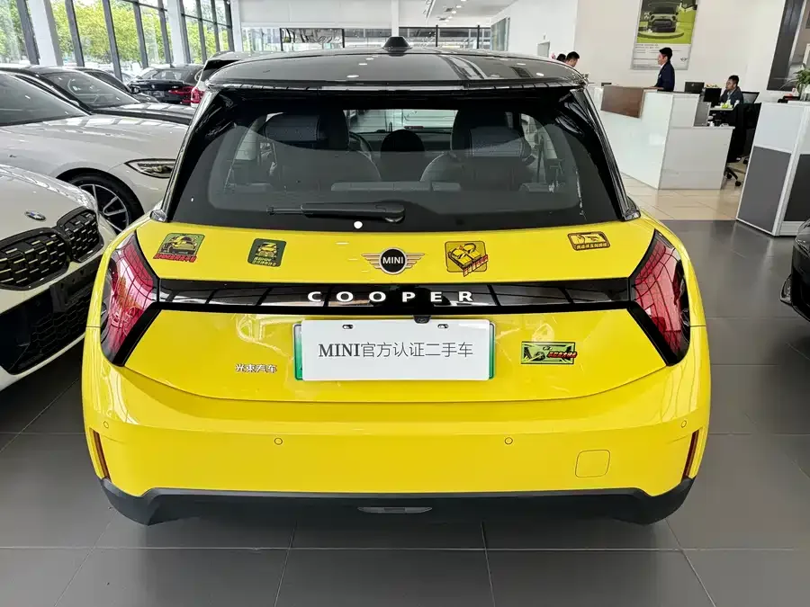 MINI electric COOPER Electric MINI COOPER 2024 456km COOPER E Classic 2024 — миниатюра 2