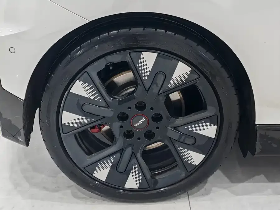 MINI electric JCW 2025 Electric MINI JCW Facelift by JOHN COOPER WORKS 2025 — миниатюра 5