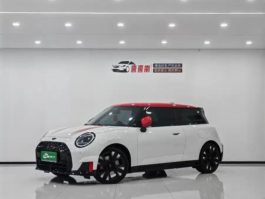 MINI electric JCW 2025 Electric MINI JCW Facelift by JOHN COOPER WORKS 2025 — фото 1, купить с доставкой в Москву