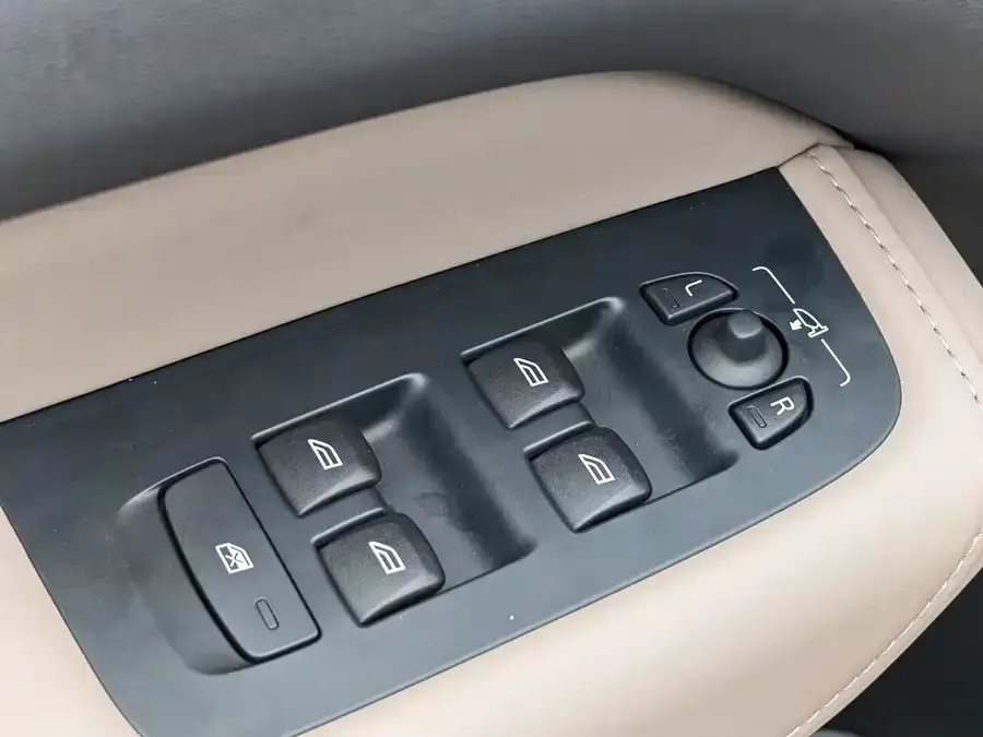 Volvo XC60 2026 B5 4WD Zhiyuan Sports Edition 2025 — миниатюра 5