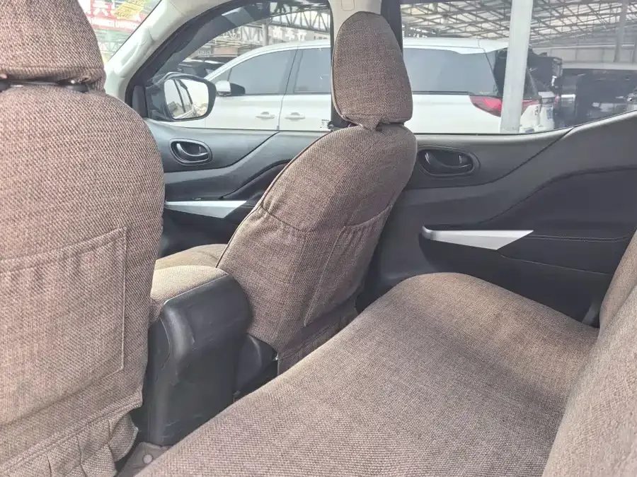 Nissan Navara Navara 2022 2.5L Manual 2WD Smart Connected Model QR25 2023 — миниатюра 5