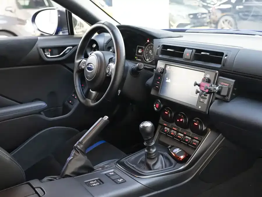 Subaru BRZ 2023 2.4L Manual 10th Anniversary Edition 2023 — миниатюра 3