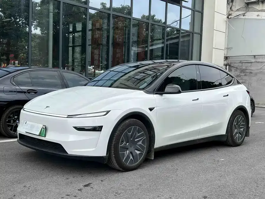 Tesla Model YL 2026