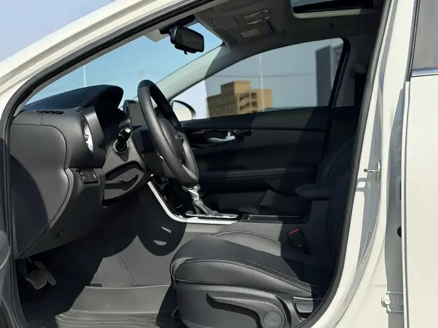 Kia K3 2021 facelift 1.5L CVT fashion version 2022 — миниатюра 4