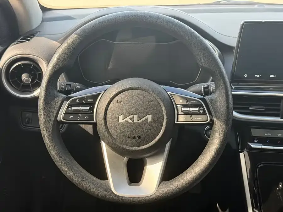 Kia K3 2021 facelift 1.5L CVT fashion version 2022 — миниатюра 5
