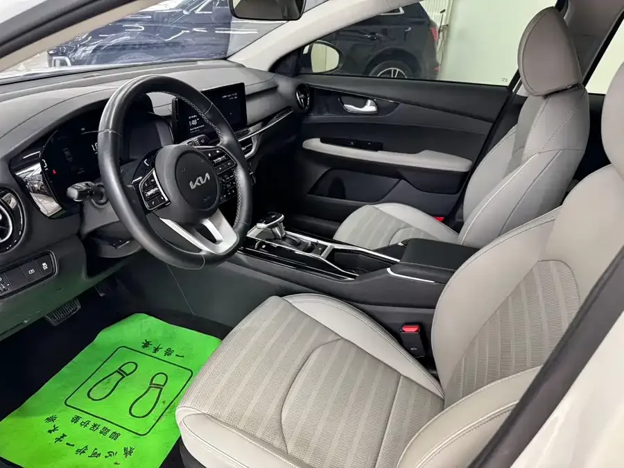 Kia K3 2023 1.5L CVT Luxury Edition 2022 — миниатюра 2
