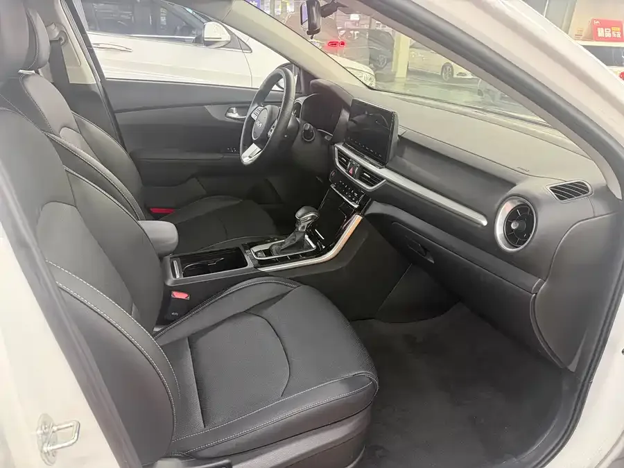 Kia K3 2021 facelift 1.5L CVT Youth Edition 2022 — миниатюра 3