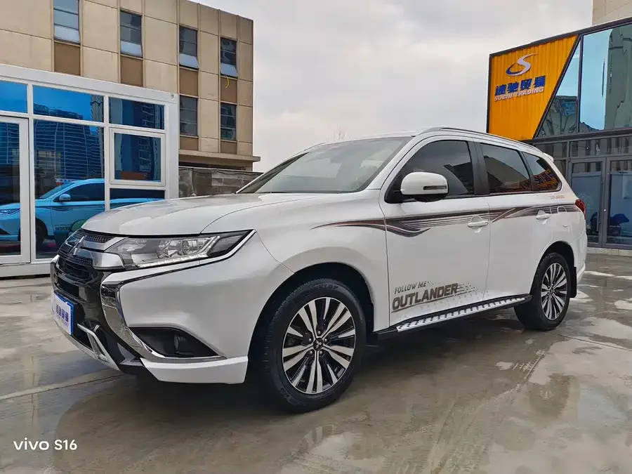 Mitsubishi Outlander Outlander 2021 2.0L 2WD Enjoy Edition 5 Seaters 2022 — фото 1, купить с доставкой в Москву