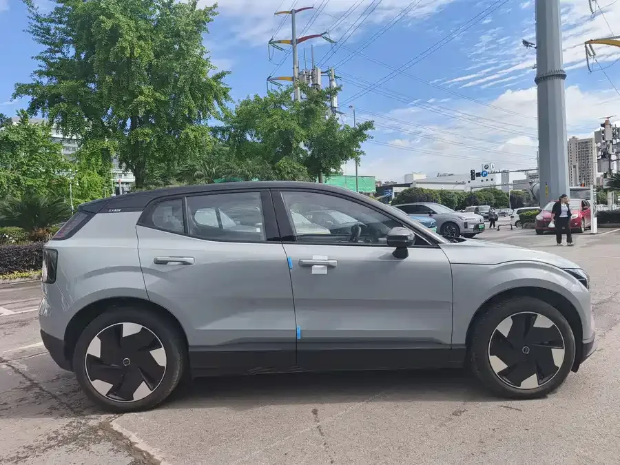 Volvo EX30 2025 rear-wheel drive long-range version Plus 2026 — миниатюра 2