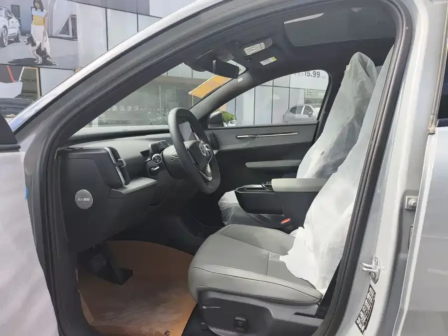 Volvo EX30 2025 rear-wheel drive long-range version Plus 2026 — миниатюра 3