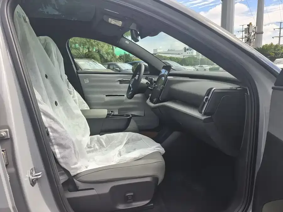 Volvo EX30 2025 rear-wheel drive long-range version Plus 2026 — миниатюра 4