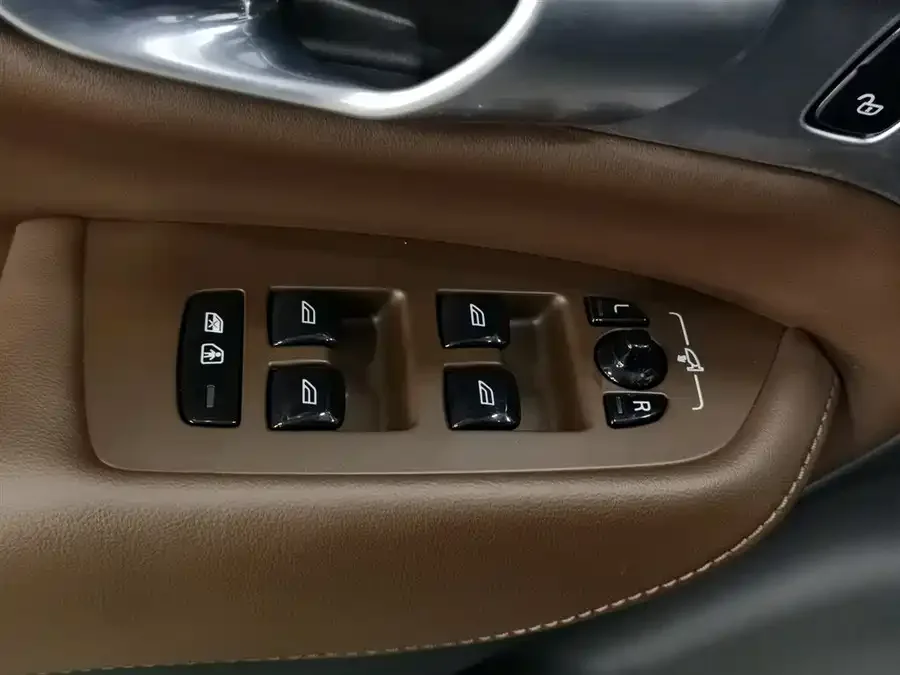 Volvo XC90 Plug-in Hybrid 2024 T8 Zhizun Luxury Edition 7 Seaters 2024 — миниатюра 3